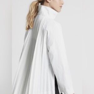 athleta sojourn pleated back white anorak jacket, small